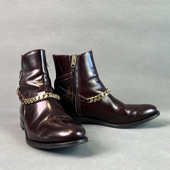 Burberry burgundy bootie size zip gold chain. Leather lining. Gently worn Size39 - Picture 4 of 14